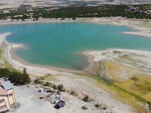 Göçmen kuşların mekanı olan göleti kuraklık vurdu