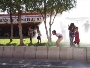 Diyarbakır’da belediye sulama ekipleri sıcaktan bunalan çocukları serinletti
