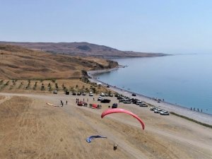 Tuşba Belediyesinden ‘30 Ağustos Zafer Bayramı Yamaç Paraşütü’ etkinliği