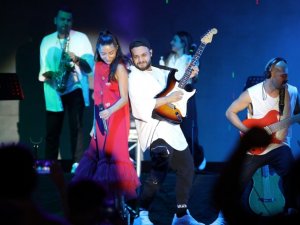 Zeynep Bastık Akhisar’da konser verdi