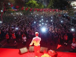 Adana’da on binler 30 Ağustos Zafer Bayramı’nı coşkuyla kutladı