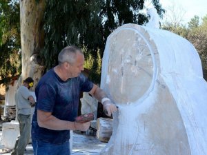 Sanatçılar yangınlar sonrası ibretlik heykel yapıyor