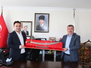 Başkan Özdemir’den Kaymakam Yılmaz’a kılıç