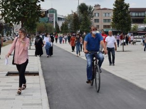 Bisiklet yolunun asfaltı döküldü