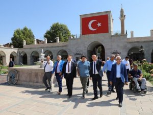 Başkan Güder, Balıkesir’den gelen misafirleri tarihi mekanlarda ağırladı