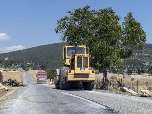 Mersin’de yol yenileme çalışmaları sürüyor