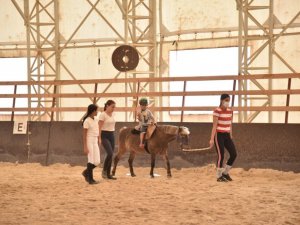 Kartepe’de özel çocuklara atla terapi desteği