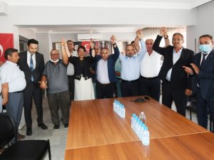 CHP’den AK Parti’ye geçen meclis üyelerine rozetleri takıldı