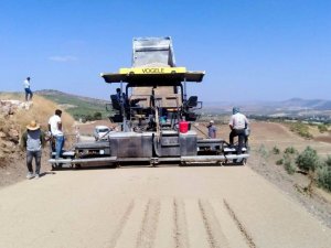 Köy yollarının yapımı tam gaz sürüyor