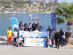 Karaburun’da kıyı temizliği: Araba lastiği de çıktı, içecek kutusu da