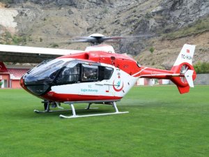 Ambulans helikopter Gümüşhaneli hasta için stada indi