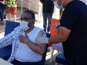 Aşı olmayan sosyal etkinliklere PCR testiyle katılabilecek