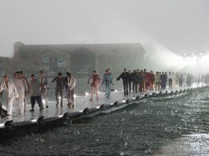İtalyan moda devinin Venedik’teki defilesinde dolu yağdı