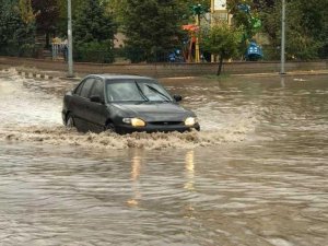 Altyapı sağanak yağışa yetersiz kaldı: Caddeler göle döndü, ev ve iş yerlerini su bastı