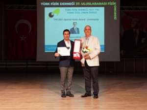 Türk Fizik Derneği’nden Başkan Aras’a onur ödülü