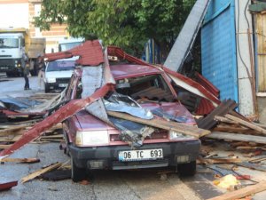 Ankara’da fırtınada 3 binanın çatısı uçtu