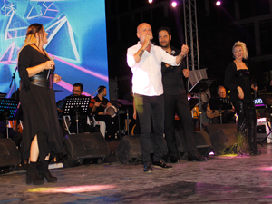 Muhteşem konserle 90'lara yolculuk