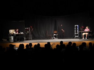 “Bizim Çocuklar” tiyatro grubu, 1 Eylül Dünya Barış günü için sahneye çıktı