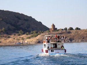 Tarihi Akdamar Kilisesi ayine hazır