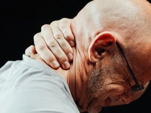 “Uzun süreli bilgisayar başında oturanlarda boyun fıtığı daha sık ortaya çıkar”