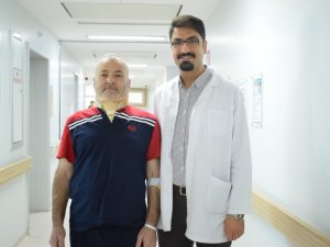 Topallayarak geldiği hastaneden yürüyerek çıktı