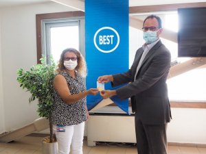 Şirket aşı olan personelini altın ile ödüllendirdi