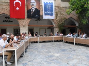 Kuşadası sokaklarını heykeller süsleyecek