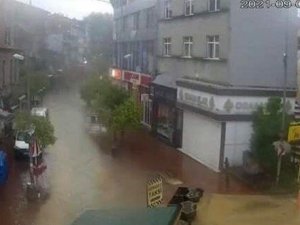 Caddeler göle döndü, dükkanlar sular içerisinde kaldı