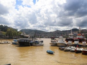 Şiddetli yağmur sonrası liman sarıya boyandı