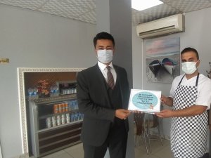 Kastamonu’da aşı olan esnafa ‘güvenli işyeri’ sertifikası verildi