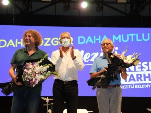 Mezitli’de şiirler, şarkılar ve güvercinler barış için havalandı