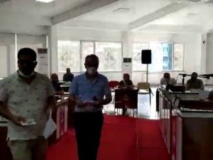 AK Partili meclis üyeleri başkana tepki gösterip salonu terk etti