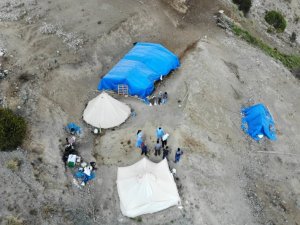 Erzincan’ın sarp dağlarını aşan sağlıkçılar 2 bin 800 rakımlı Geyikli Yaylasında göçerleri aşıladı
