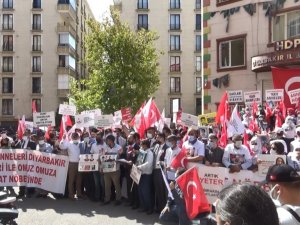 Bakan Yanık’tan, HDP önünde evlat nöbeti tutan ailelere destek