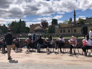 Kars’ta öğrenciler mini konser verdi