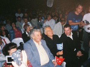Çeşmeli fotoğrafçının Teodorakis fotoğrafları Yunan basınında