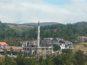 Bursa’da rüzgâr minareyi beşik gibi salladı