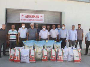 Çiftçilere yem bitkisi tohumu dağıttı