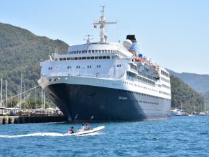 Dev yolcu gemisi  sadece 7 saatliğine Marmaris’e geldi