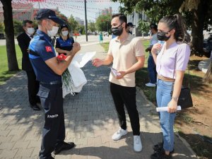 Zabıta ekipleri, vatandaşlara karanfil armağan etti
