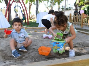 Bebeklere özel parkın açılış kurdelesini çocuklar kesti,