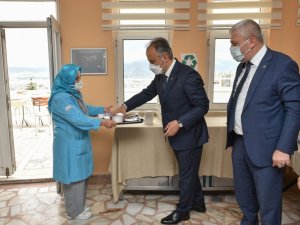 Aşure kazanları sağlıkçılar için kaynadı