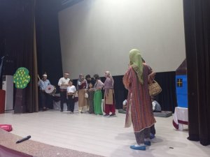 Kozanlı gençler, afet bölgesindeki akranlarına yardım için sahne aldı