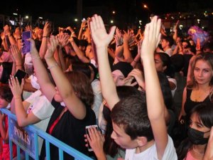 Çiftçiler, tezgahtaki üzümleriyle yarıştı