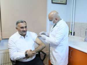 Başkan Cabbar’a aşısını Milletvekili Tamer yaptı