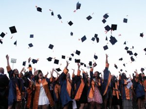 Edebiyat Fakültesinde mezuniyet sevinci