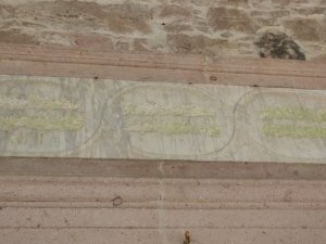 Ayvalık’ta tarihi camiye kitabe ayıbı