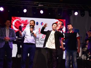 Mustafa Ceceli Sındırgı’yı coşturdu