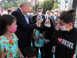 Cumhurbaşkanı Erdoğan’ın yanına geçebilmek için göz yaşlarını tutamadı