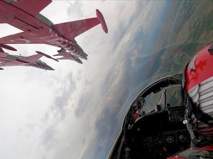 Türk Yıldızları’nın Macaristan’daki gösterisi nefes kesti